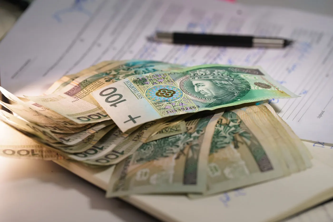 Papíry a finance na stole před přípravou návrhu